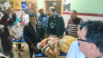 UP News Stage collapsed due to breaking of stairs during Nirvana Mahotsav in Baraut baghpat