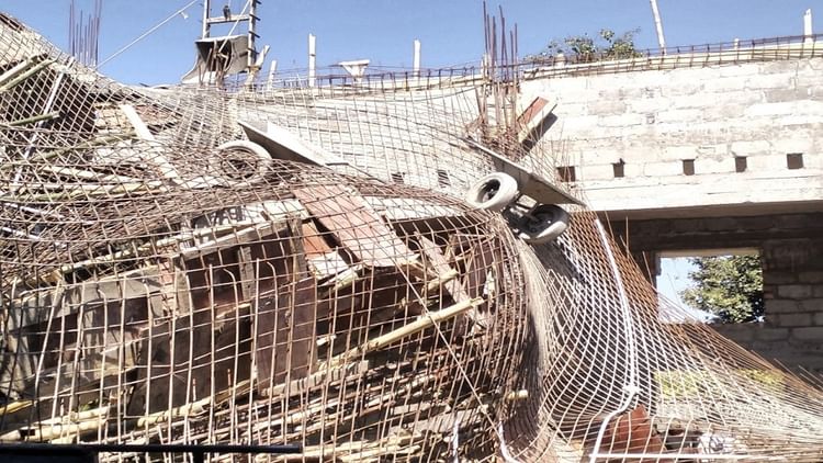 बंदरचुंवा चर्च हादसा: छत की सेंट्रिंग गिरने से छह मजदूर घायल, ठेकेदार का पैर टूटा, जशपुर रेफर