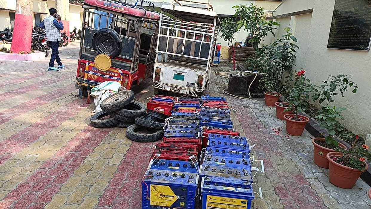 two accused of theft arrested in encounter five e-rickshaws and 40 batteries recovered