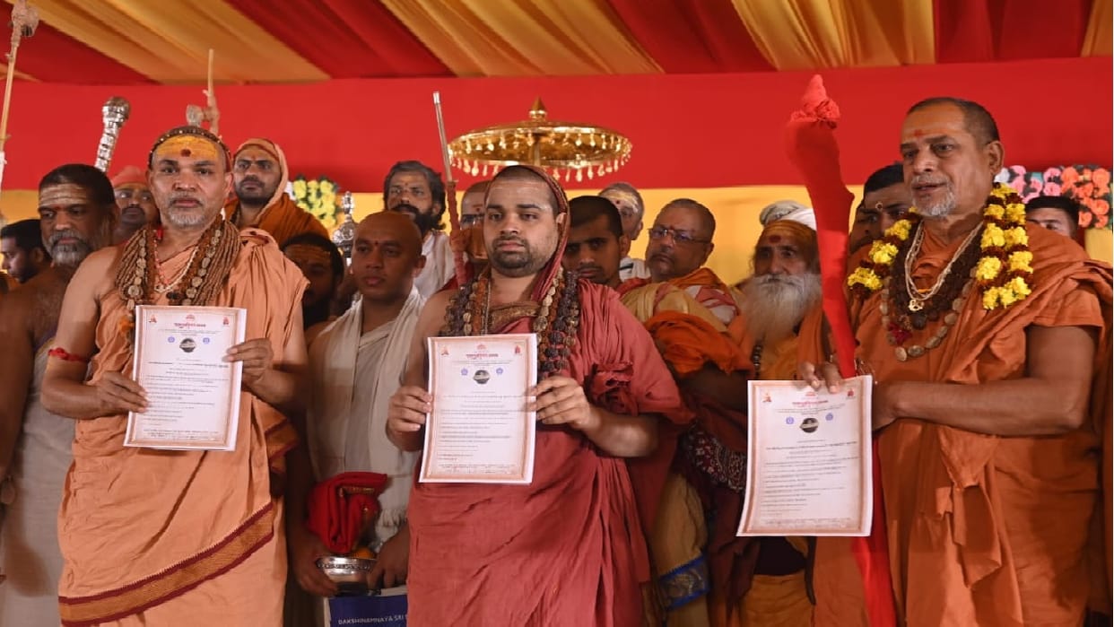 Shankaracharyas of three Peethas came together on one stage for first time in Maha Kumbh