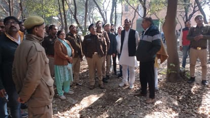 Baghpat: Two miscreants ran to court after throwing chaat masala in the eyes of policemen