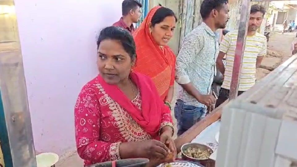 गुपचुप वाली दीदी को टिकट