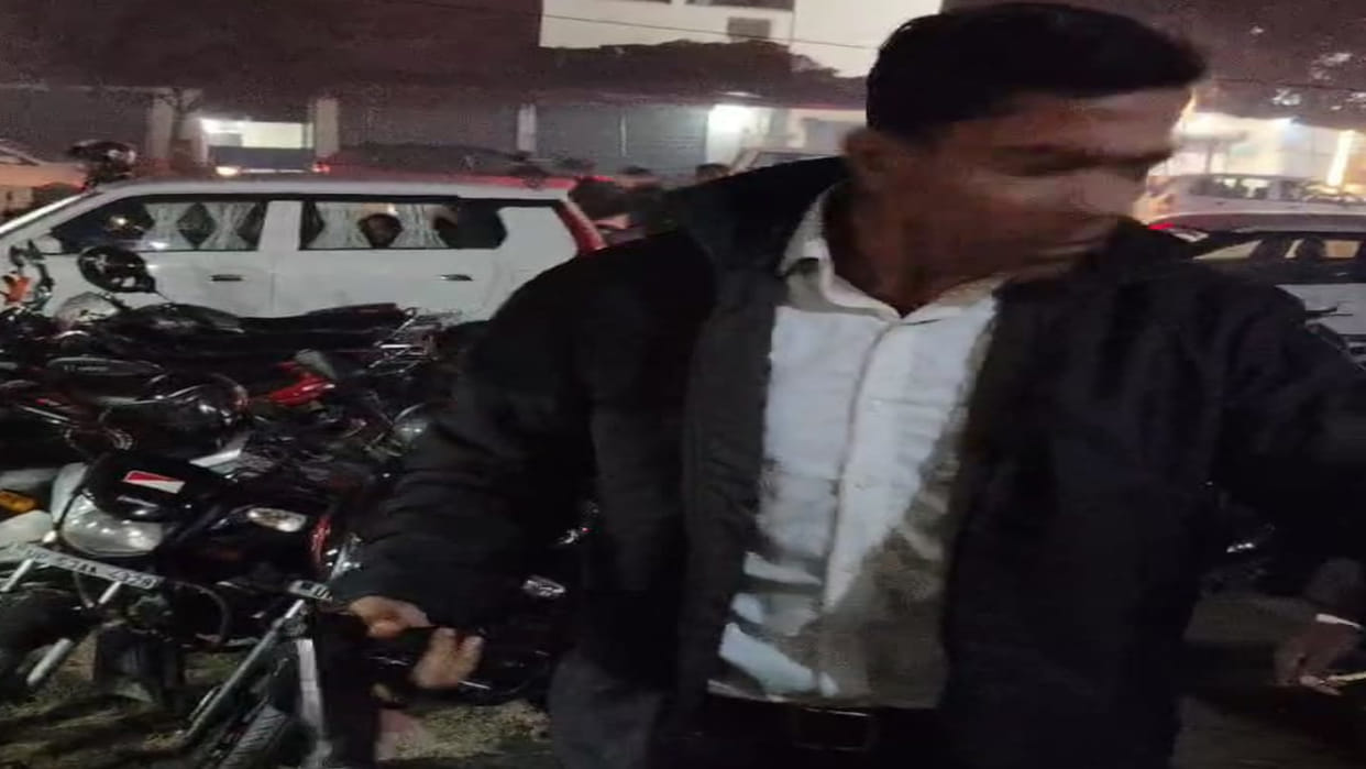 Gorakhpur News: Dispute over parking the bike, Inspector waved pistol