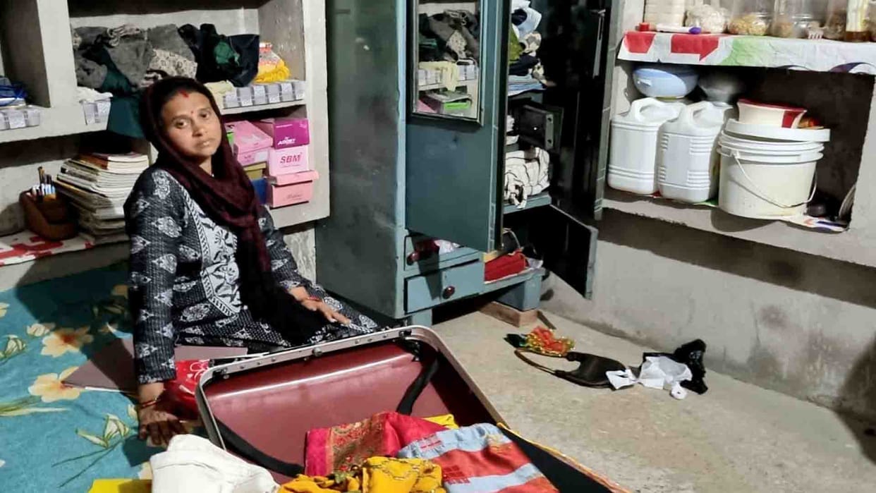 Thieves stole jewellery and cash worth lakhs from a closed house in broad daylight