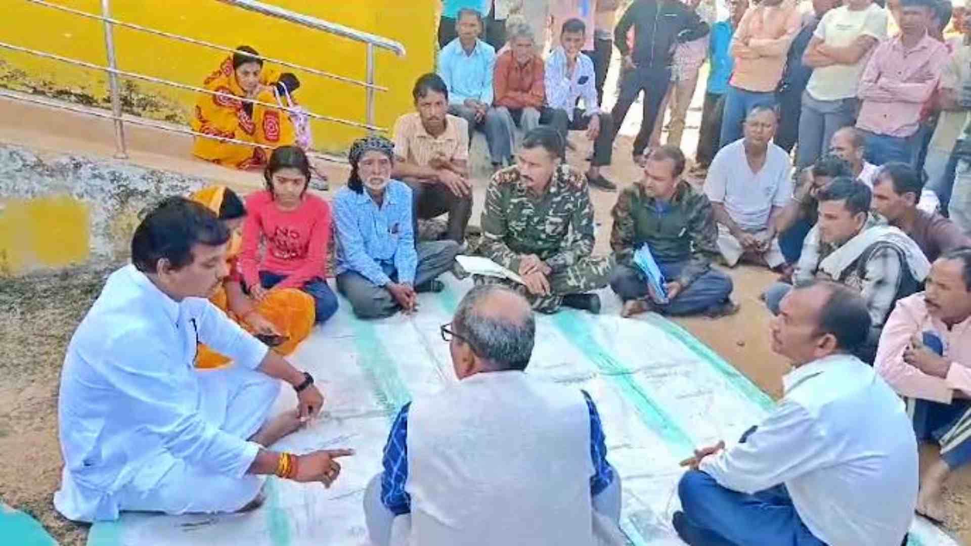 घटना के बाद धरने पर बैठे विधायक।