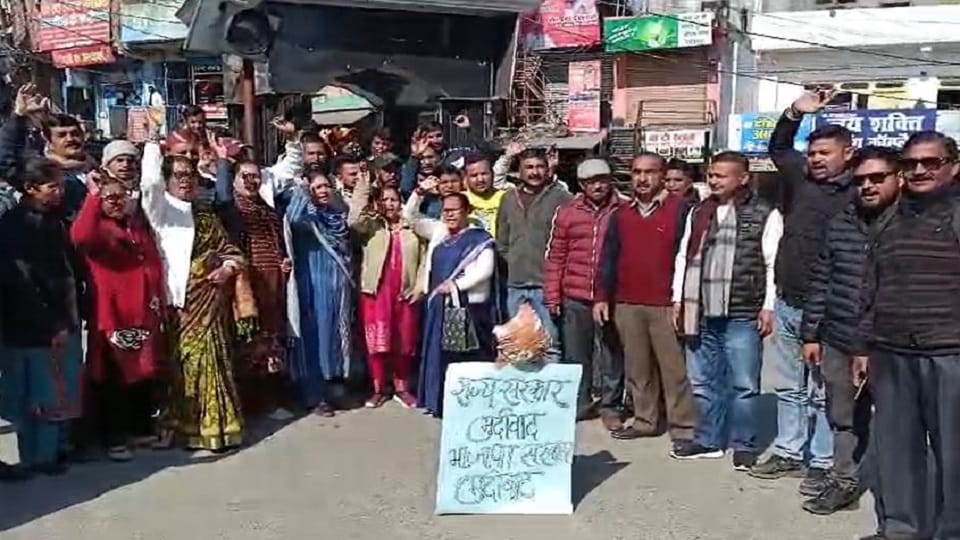 Congress burnt the effigy of the government in pithoragarh