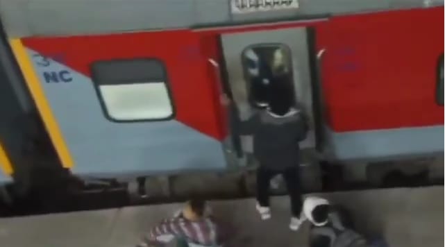 Stone pelting on Maha Kumbh special train passengers were angry when the doors of the bogies were not opened