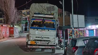 Chamba News The truck was full of Kashmal roots driver broke the barrier and ran away