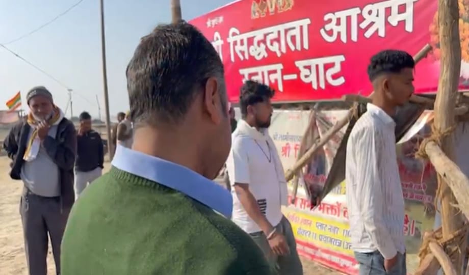 Due to erosion, bathing ghat of Hetapatti was closed, angry sadhvis sat on strike
