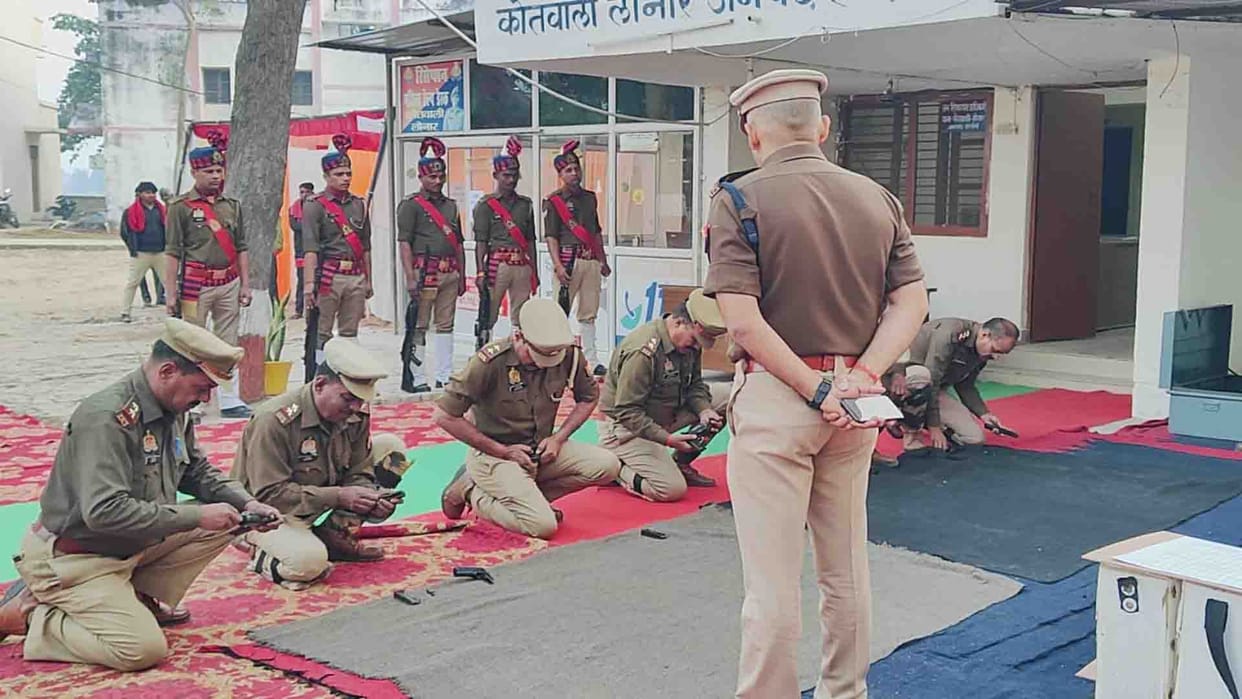 Hardoi: Three sub-inspectors could not open the pistol in front of SP during annual inspection