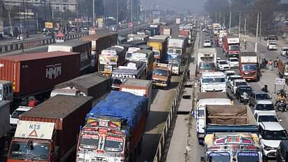 लुधियाना बंद: चार घंटे हाईवे पर जाम में फंसी रही बरात, दूल्हे का पिता बोला- अब नहीं हो सकती शादी Ludhiana bandh barat stuck in traffic jam on highway for four hours