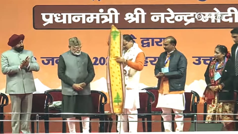 PM Modi Dehradun Visit CM Dhami presented special angavastra of Mussoorie to PM Modi