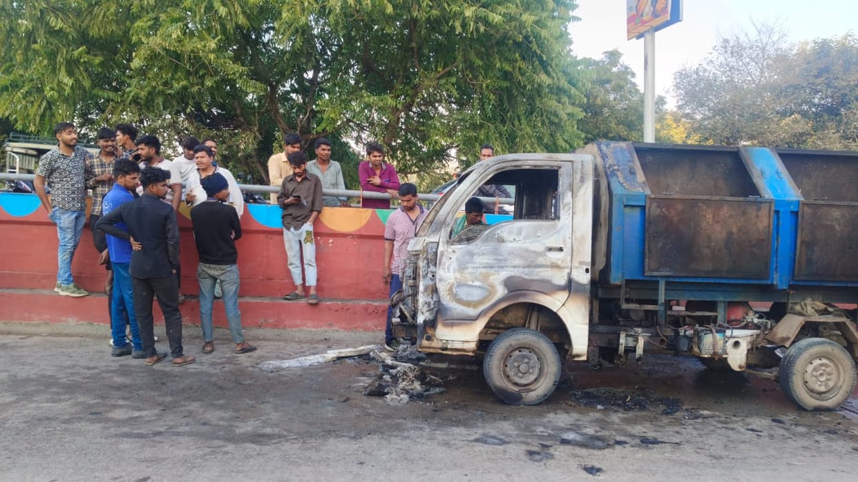 The corporation vehicle carrying garbage turned into a ball of fire