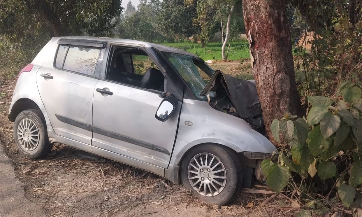 Bijnor: Car collides with a tree at the speed of a bullet... Brother-in-law and brother-in-law died