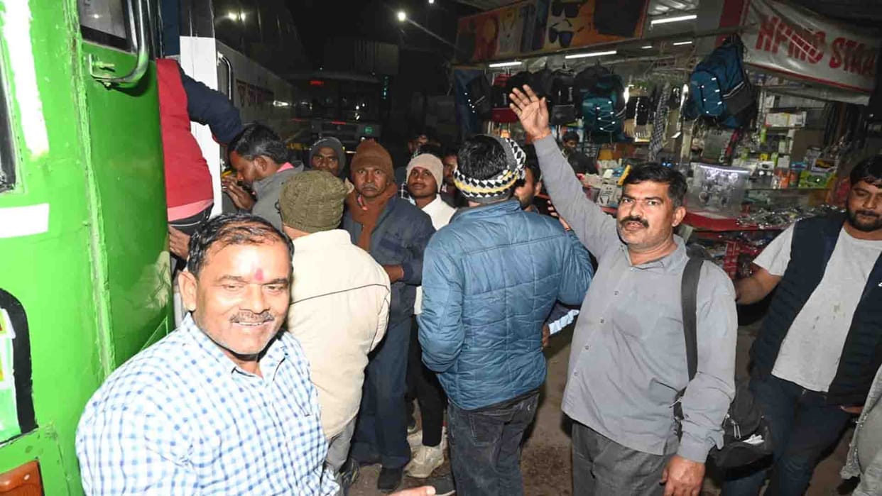 Passengers of Delhi-Jhansi route got stranded due to buses going to Prayagraj