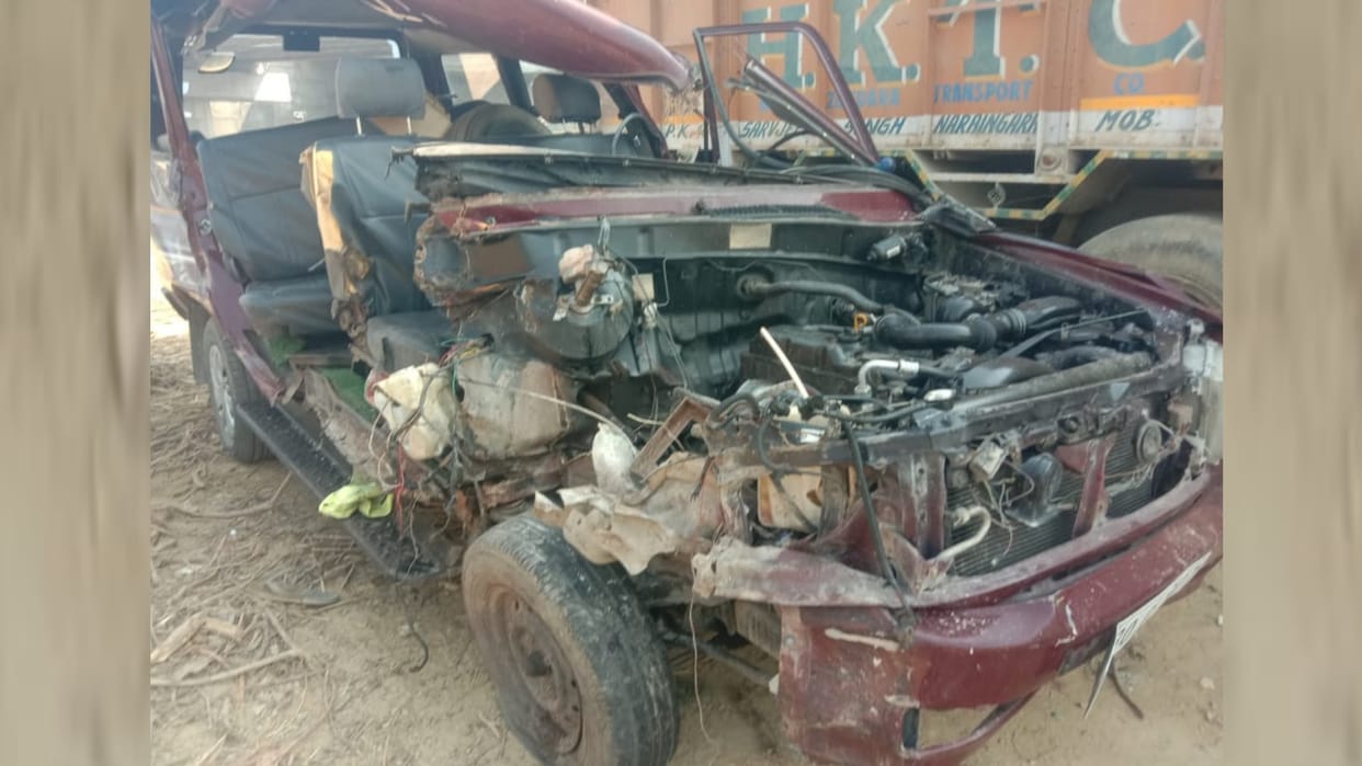 Road accident in Raebareli collision between tractor and Bolero Four devotees died Mauni Amavasya MahaKumbh