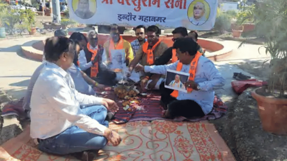 Controversy Erupts Over Mallikarjun Kharge's Ganga River Statement, Shri Parshuram Sena Organizes Protest Hava