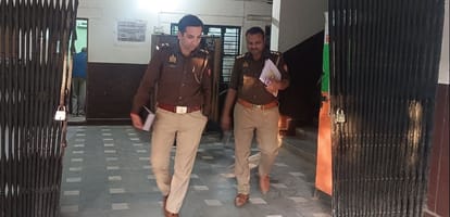 रजिस्ट्री कार्यालय से बाहर निकती एसआईटी की टीम