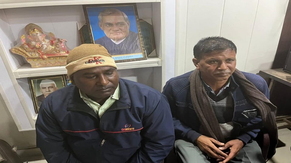 farmer taught a lesson to the bribe-taking supervisor and clerk of the irrigation department