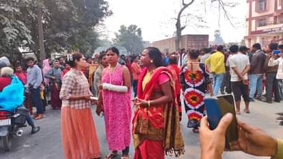 Bihar News: बख्शीश मांगने गए किन्नरों के साथ मारपीट; कार्रवाई न होने पर थाने का किया घेराव, सड़क जाम Samastipur: Eunuchs who went to ask for alms were beaten up Police station surrounded when no action was taken