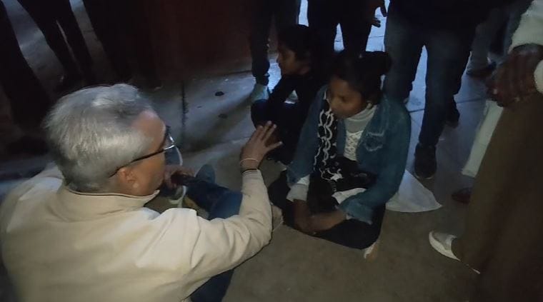 Agra University pain of B.Sc. Nursing students cried profusely in front of City Magistrate