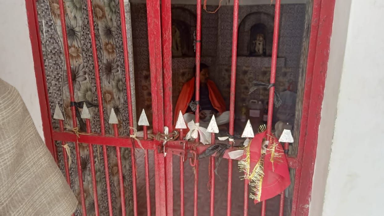 Former block pramukh took petrol and locked himself in the temple in Lakhimpur Kheri