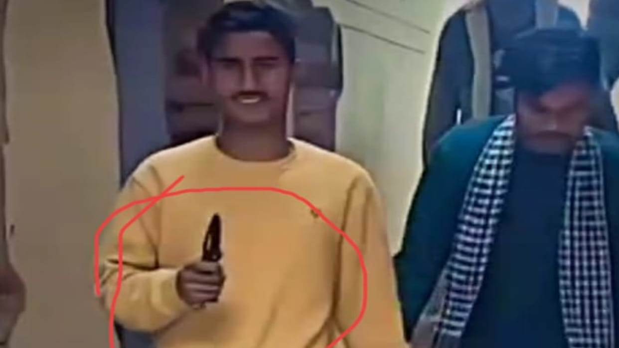In Deoria, big boys held a teenager hostage, accused of making a video with a knife