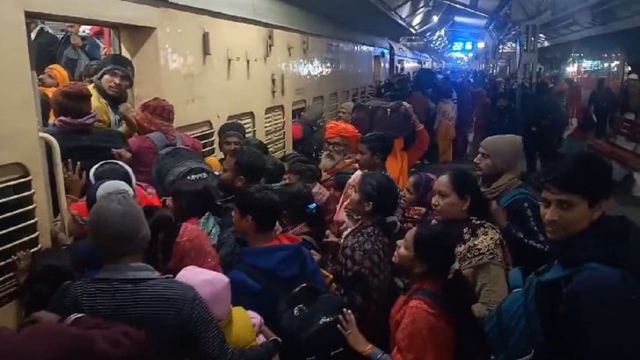 Mahakumbh 2025 huge crowd of devotees in trains going to Prayagraj