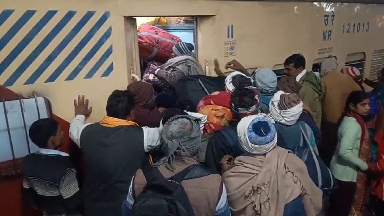 Mahakumbh 2025 huge crowd of devotees in trains going to Prayagraj
