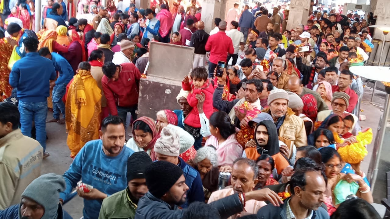 Mahakumbh 2025 devotees reached Vindhyadham for darshan of maa vindhyavasini
