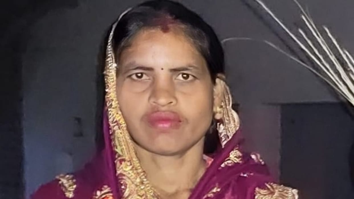dead body of woman found hanging from tree in pilibhit