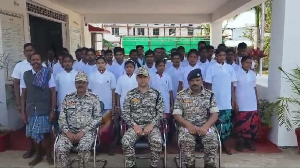 29 Naxalites surrendered including seven female Maoists impressed by government plans in Narayanpur