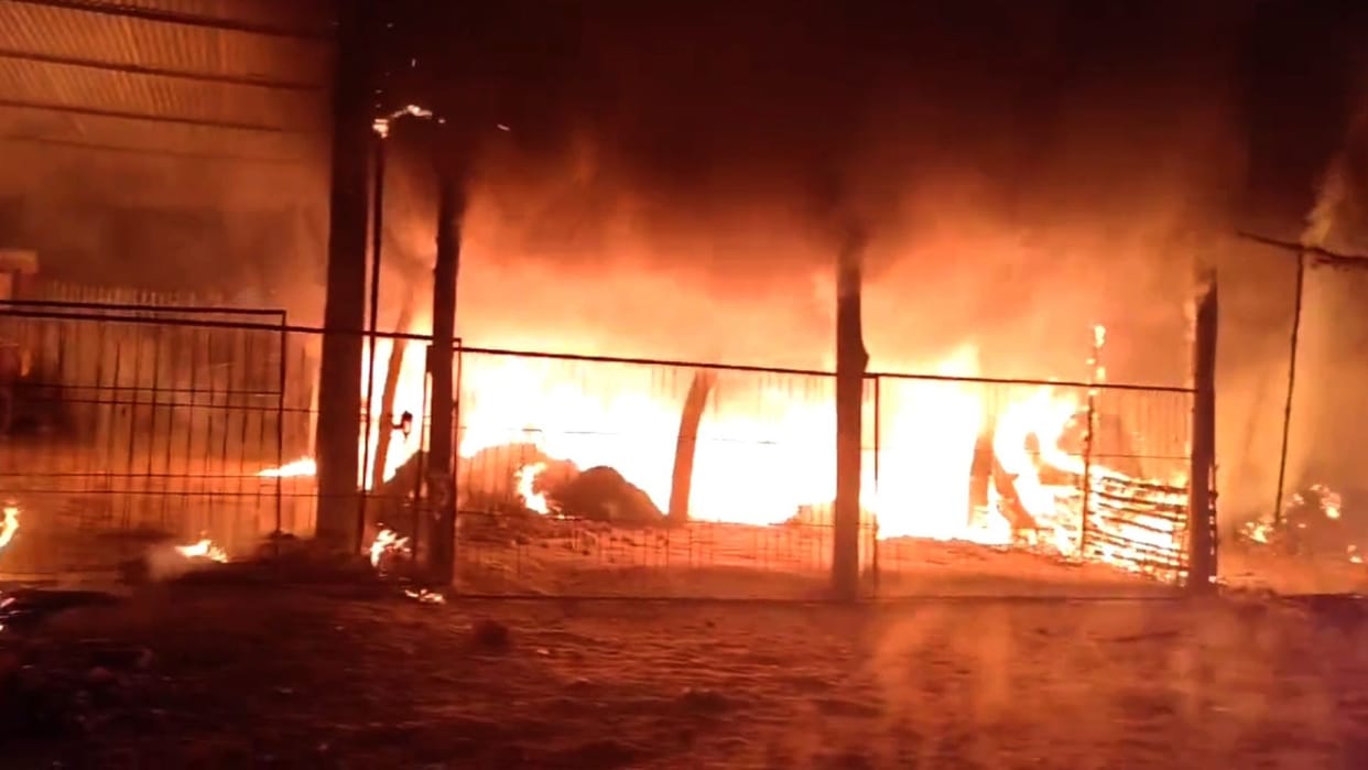 Shops of four people including BJP leader burnt down in azamgarh loss worth lakhs