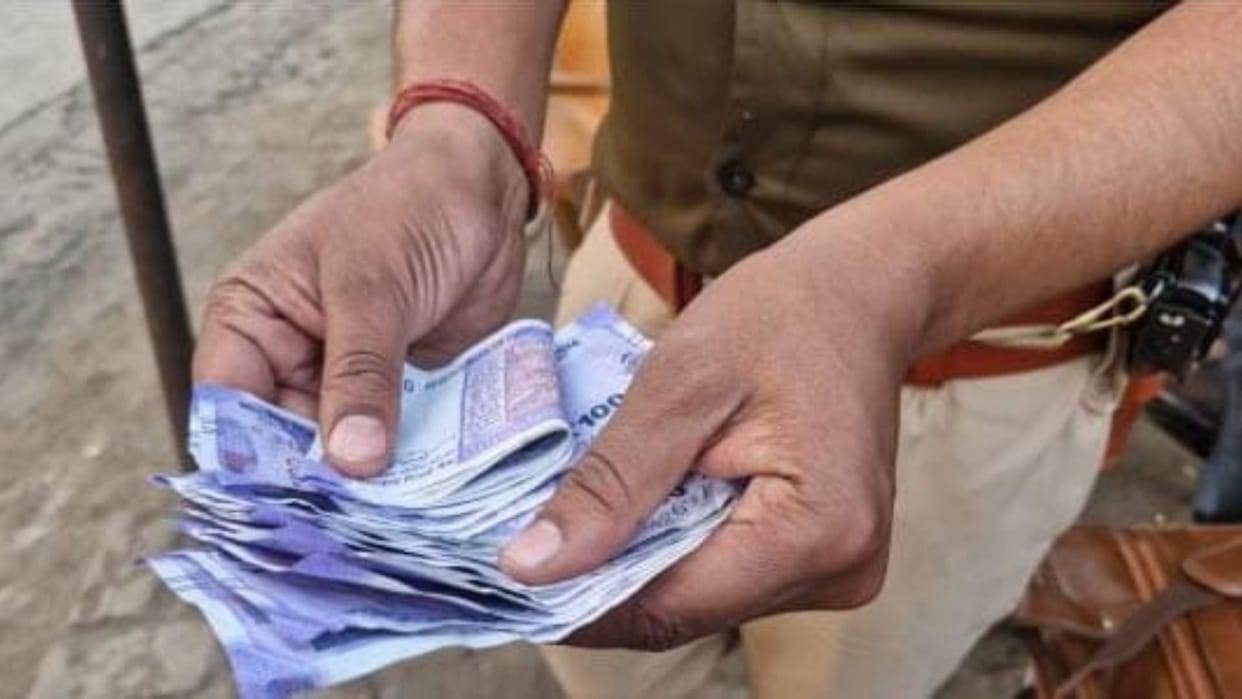 Bihar News : Criminal throw notes on the road to escape bihar police vaishali news hajipur news