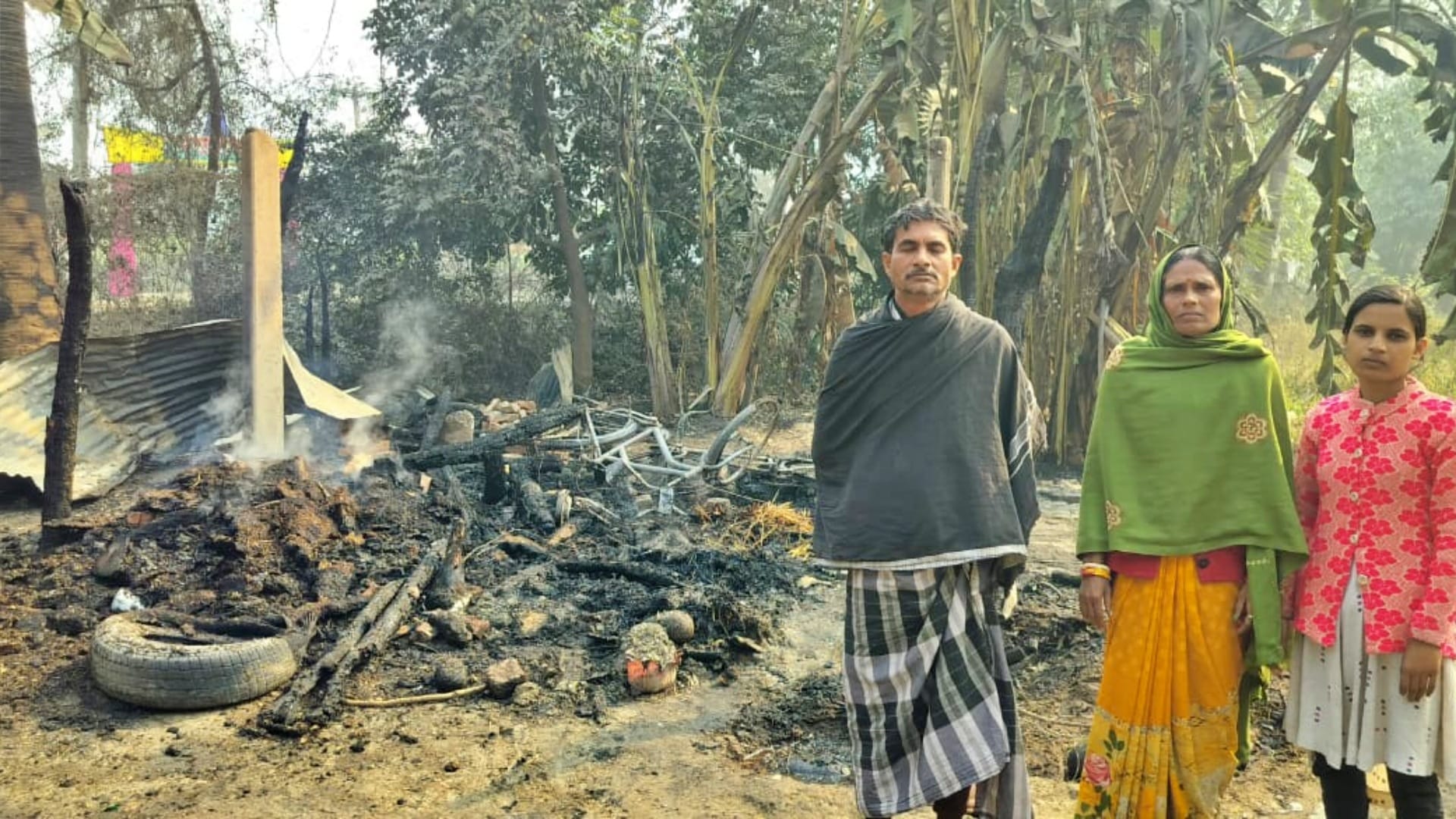 Bihar News: Due to land dispute in Vaishali, goons made family homeless, set house on fire