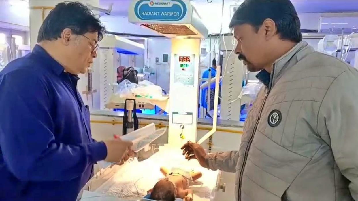 Bihar News: Newborn thrown on road, policeman hugged him, Muzaffarpur police became an example of humanity