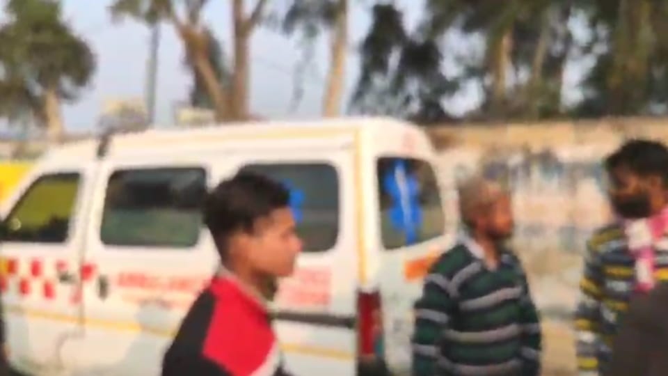Bijnor: When biscuits got burnt in the bakery, the owner poured oil on the worker and burnt him r