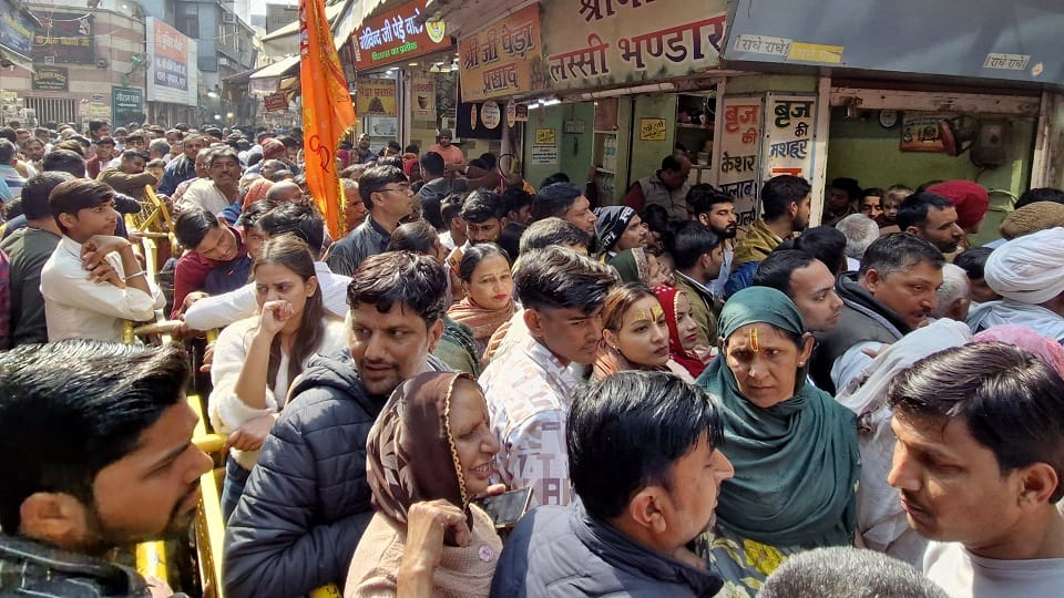 Situation worsened in Sri Banke Bihari temple devotees took darshan amidst crowd pressure and jostling