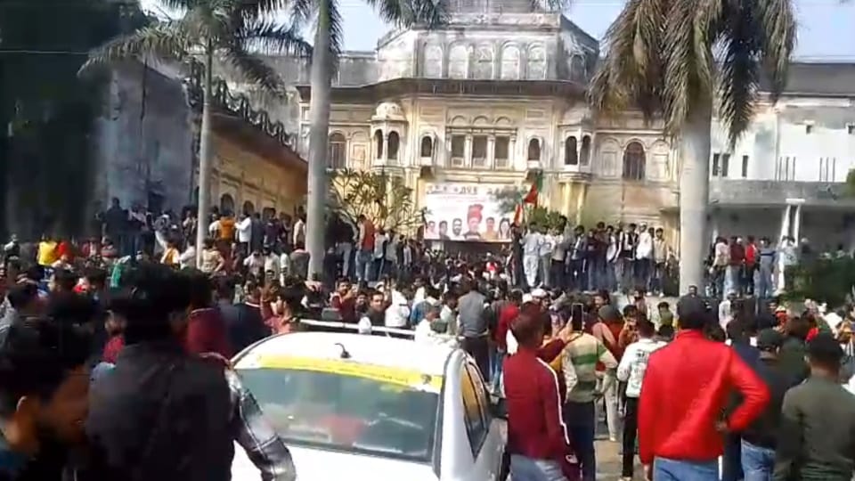 Roorkee News Despite Mahapanchayat Postpone huge crowd reached Rangmahal in support of Champion