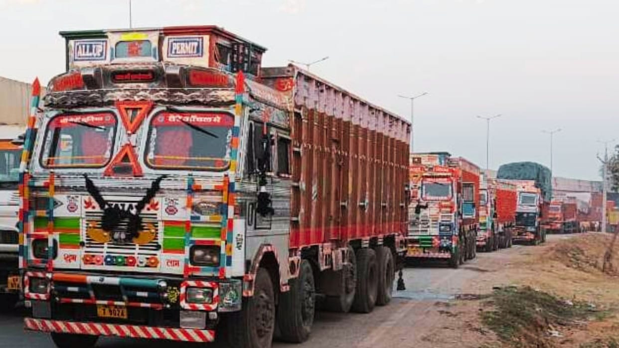 Police controlling crowd traffic including trains affected in Chandauli vehicles stopped on roads