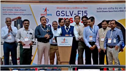 एनवीएस 2 उपग्रह के लॉन्चिंग की जानकारी देते इसरो अध्यक्ष वी नारायणन