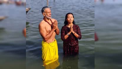 फिल्म निर्माता मिलिंद सोमन ने संगम में लगाई डुबकी।