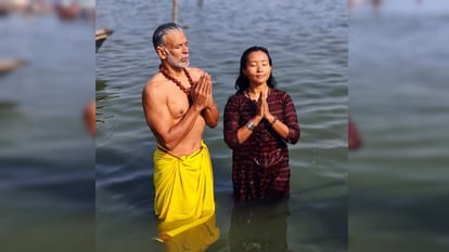 फिल्म निर्माता मिलिंद सोमन ने संगम में लगाई डुबकी।