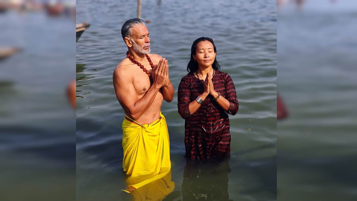 Mahakumbh: Milind Soman took a silent dip with wife Ankita, expressed grief over the accident