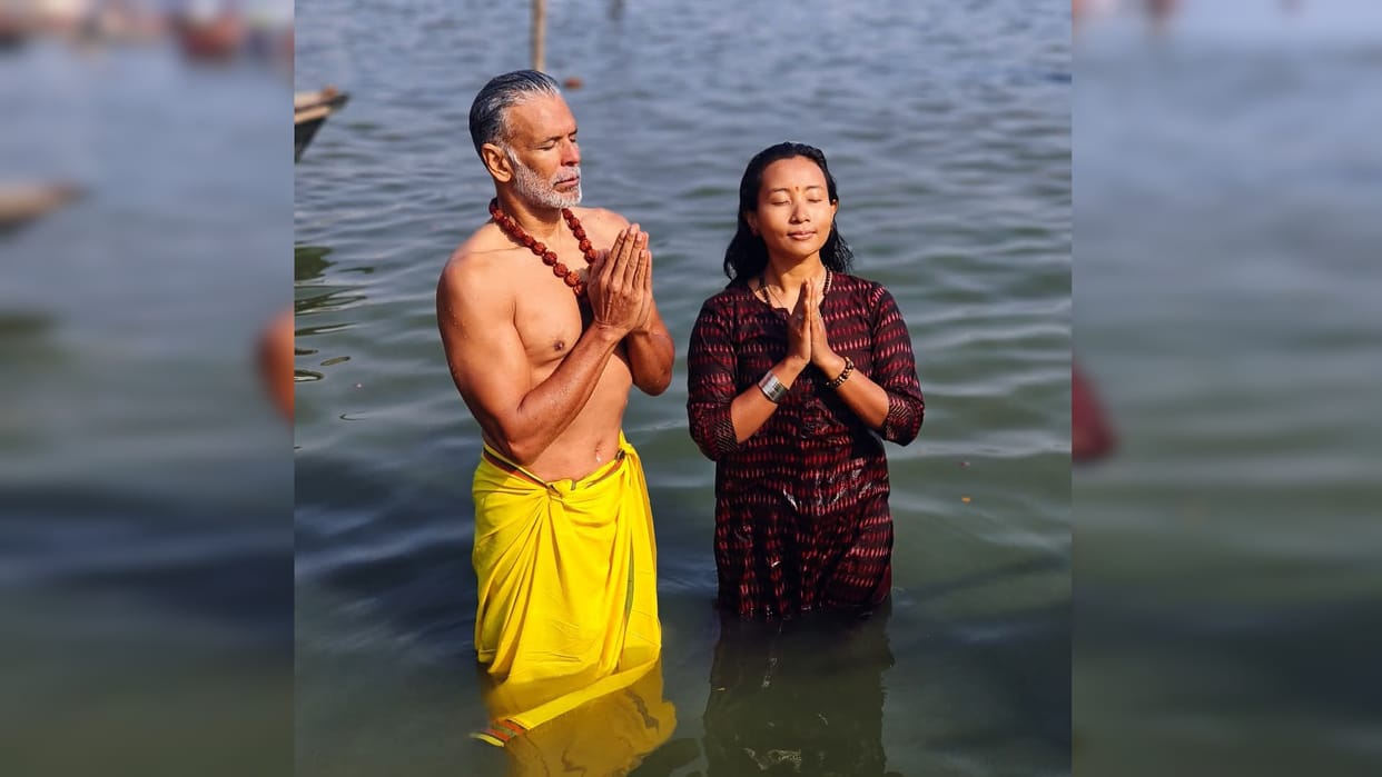 Mahakumbh: Milind Soman took a silent dip with wife Ankita, expressed grief over the accident