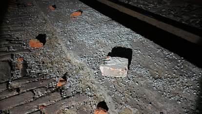 Ayodhya: Devotees Pelted Stones at Mahakumbh Special Train, Glass Broke; The incident occurred due to the door