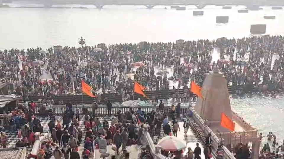 Mauni Amavasya 2025 special and rare yog Today after 50 years Huge Crowd at Haridwar Har ki Pauri For Ganga Sn