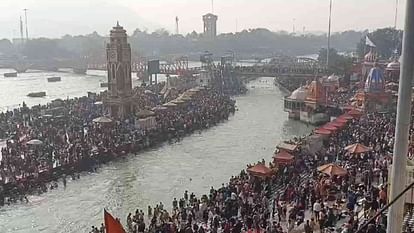 Somvati Amavasya 2025 Huge Crowd Of Devotees took Holy Dip in ganga at Har Ki Pauri