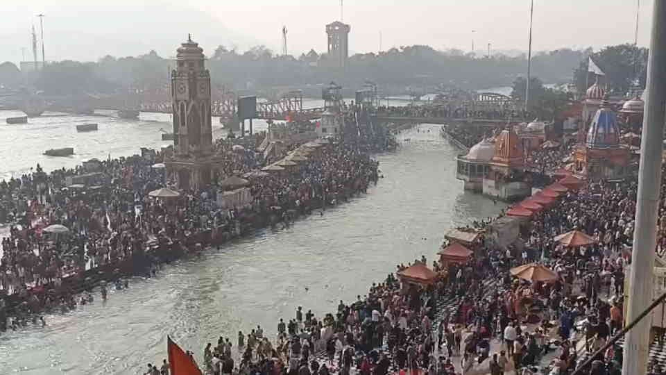 Mauni Amavasya 2025 special and rare yog Today after 50 years Huge Crowd at Haridwar Har ki Pauri For Ganga Sn