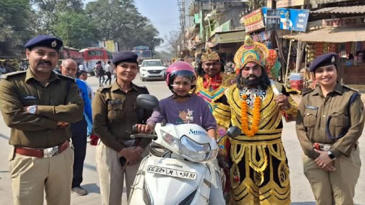 During National Road Safety Month, police advice drivers to wear helmets, give roses and garlands in Sarangarh